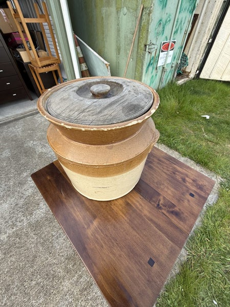 Stoneware Jar with lid Carousel 1
