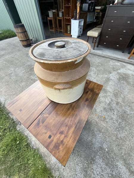 Stoneware Jar with lid Carousel 2