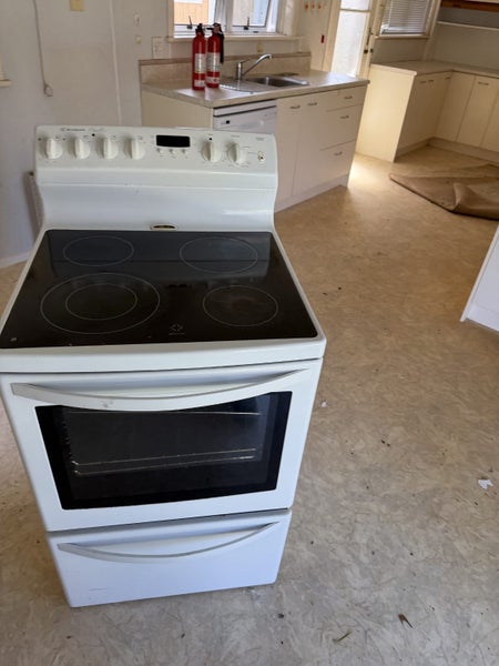 Westinghouse Apollo 60cm Electric oven 4U606W Carousel 1