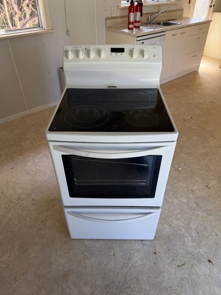 Westinghouse Apollo 60cm Electric oven 4U606W Carousel 2