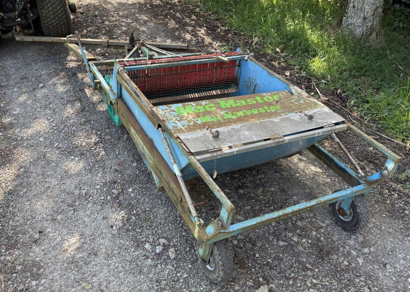 Macadamia harvester MacMaster Carousel 1