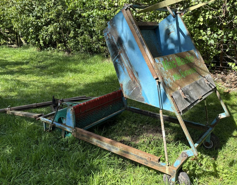 Macadamia harvester MacMaster Carousel 3