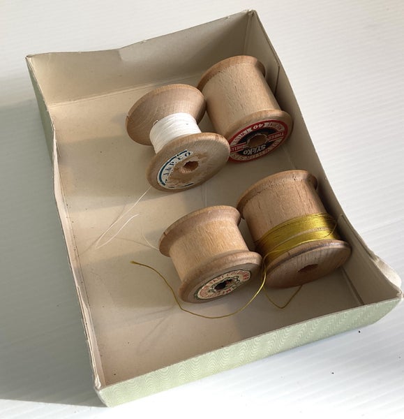 ** VINTAGE COTTON THREAD BOX ** COATS ** WITH 4 WOODEN REELS ** Carousel 2
