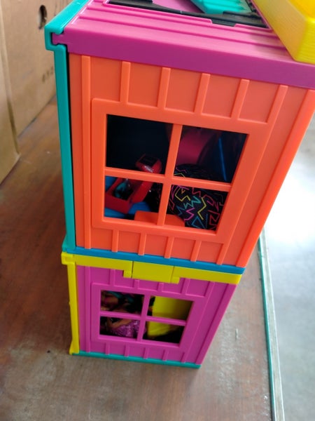 LOL container apartment house with sliding doors Carousel 2