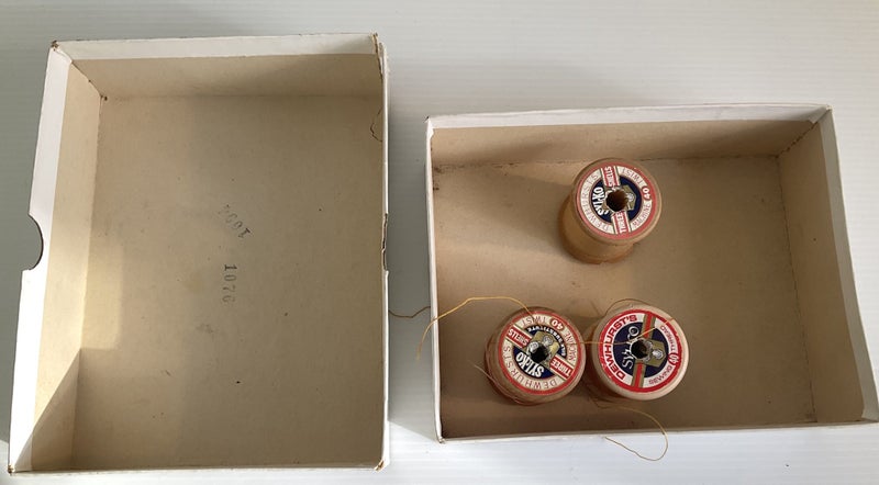 ** VINTAGE LINEN THREAD BOX ** W & J KNOX’S ** WITH 3 WOODEN REELS ** Carousel 2
