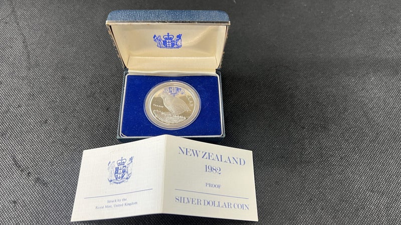 1982 PROOF with $1 Takahe 0.925 SILVER Coin In Case - Lot F90 Carousel 1
