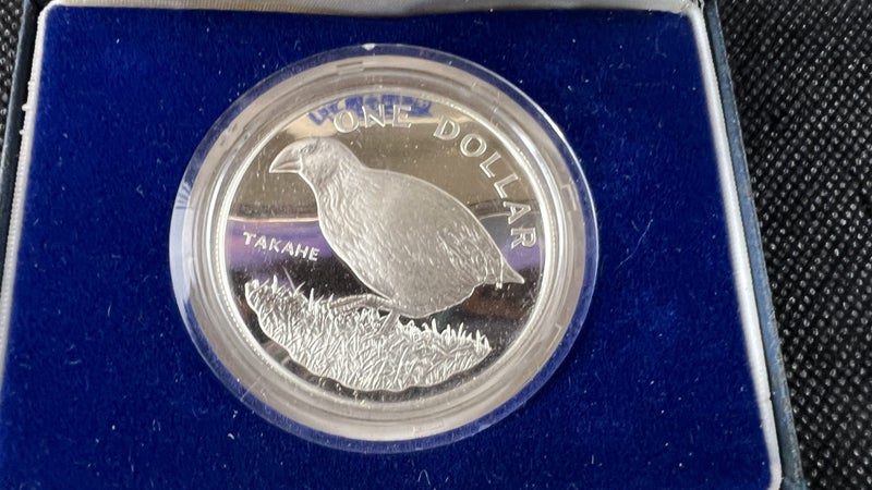 1982 PROOF with $1 Takahe 0.925 SILVER Coin In Case - Lot F90 Carousel 2