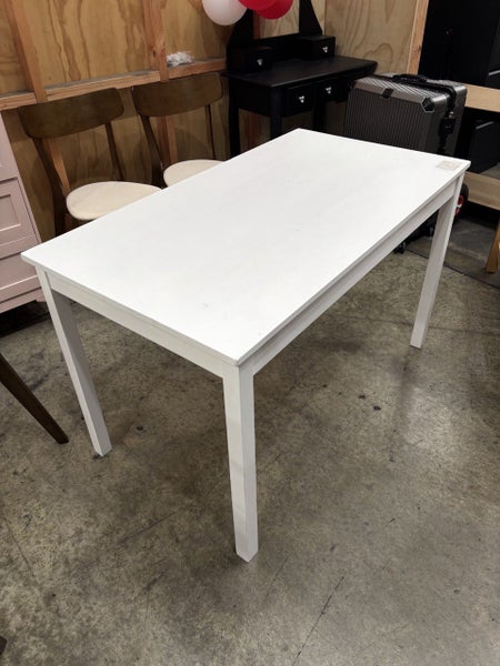 White dinnig table Carousel 1