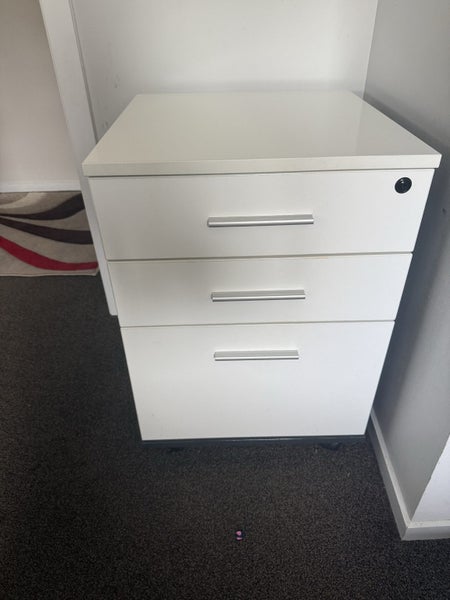 Lockable Office Desk Carousel 1