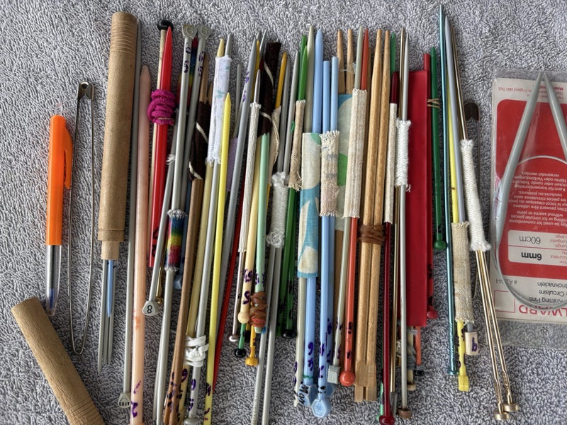 KNITTING Needles, 21 Pairs, good and bad. Shorter than 26cm. From Sz 6 to Sz 12 Carousel 1