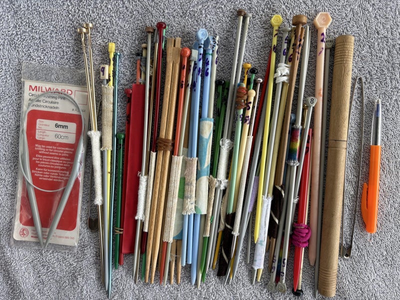 KNITTING Needles, 21 Pairs, good and bad. Shorter than 26cm. From Sz 6 to Sz 12 Carousel 2