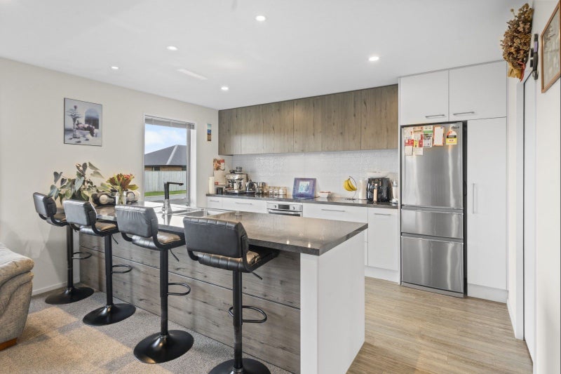 Immaculate, central and premium garaging64074361694978114