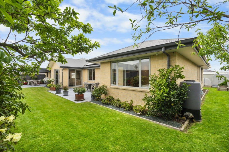 Immaculate, central and premium garaging64074361694978112