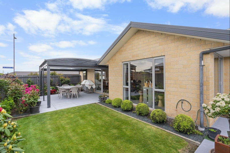 Immaculate, central and premium garaging64074361694978111