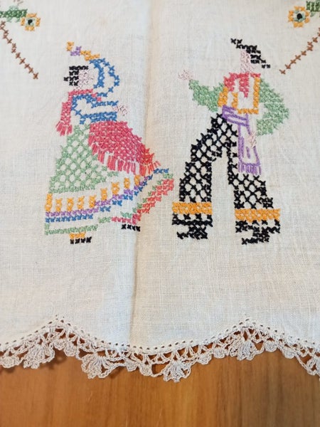 Lovely figures dancing linen cloth Carousel 2