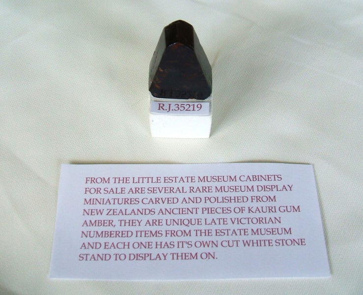 JEWELLERS ESTATE MUSEUM DARK KAURI AMBER/GUM LOVELY SPECIMEN ITEM. Carousel 2