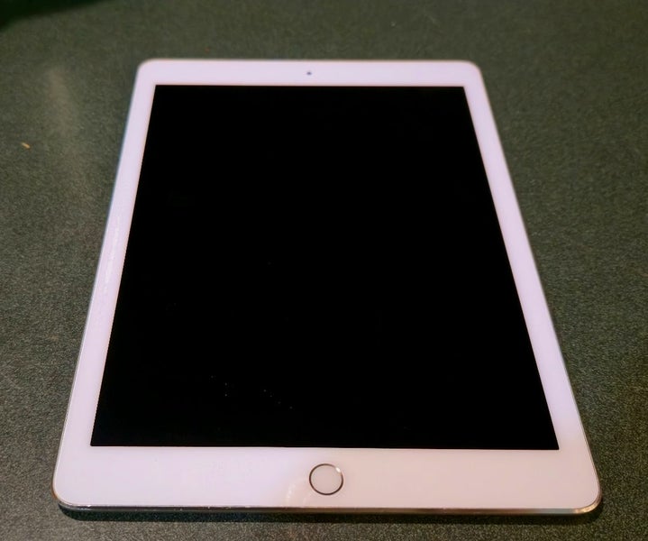 Apple iPad Pro A1673 - 9.7inch - iOS 16.7.10 - 32GB Carousel 1