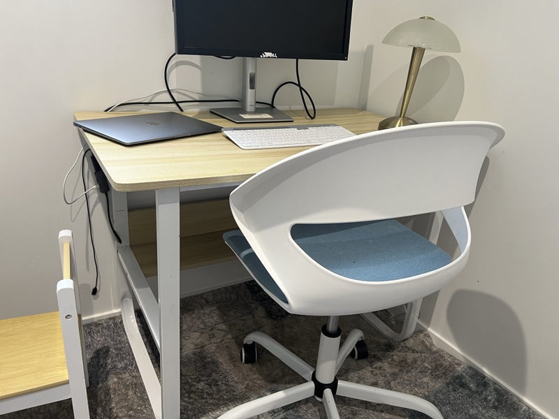 Work/study table and chair Carousel 1