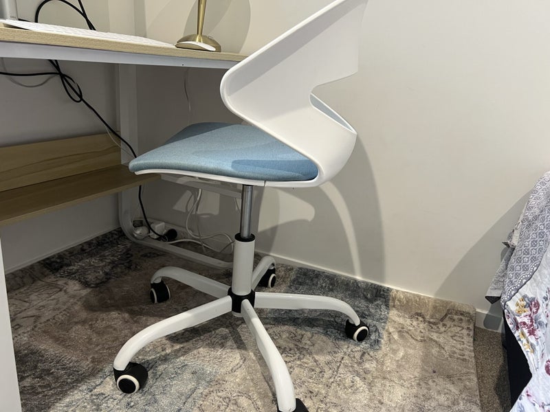 Work/study table and chair Carousel 4