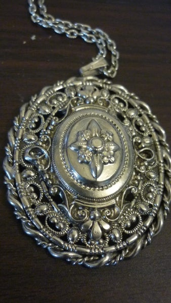 ORNATE SILVER PENDANT Carousel 1