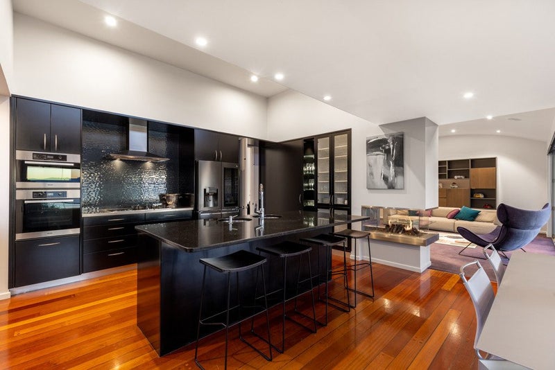 Elevated Position, Exceptional Bay Views64006972452610114