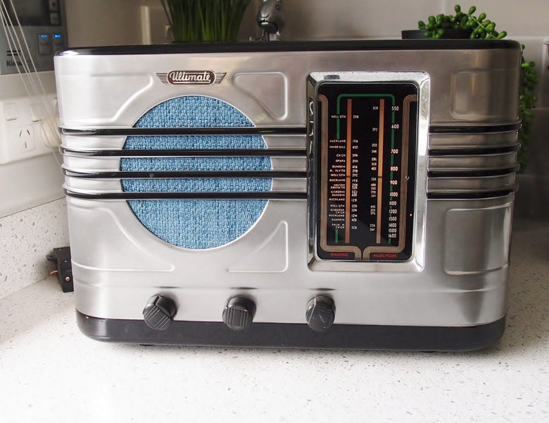 Ultimate Courier RB 5 Valve Radio - (FM, Bluetooth capable) Carousel 1
