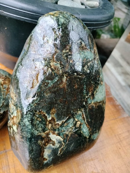 Pounamu Serpentine rocks Carousel 1