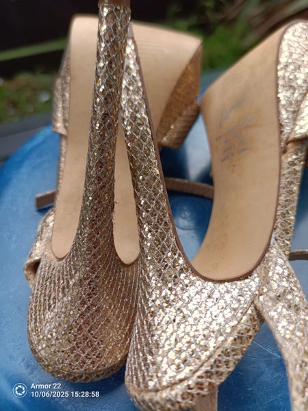 Gold heels Carousel 16
