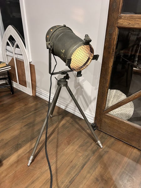 Industrial searchlight tripod lamp Carousel 1