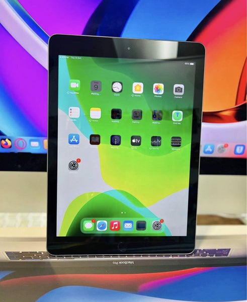 iPad 6th Generation 32Gb WiFi Pre-owned Carousel 1