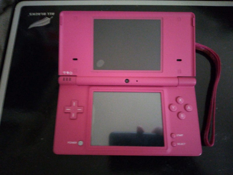 Pink Nintendo DSi + 4 games Carousel 1