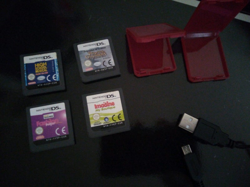 Pink Nintendo DSi + 4 games Carousel 4
