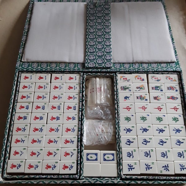 Mah jong set.64336654217987110