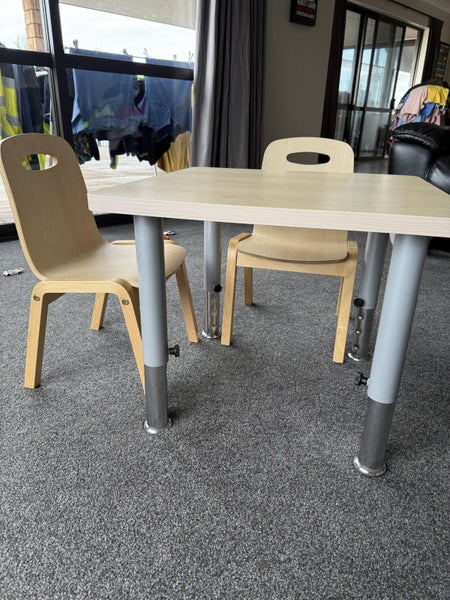 Kids table + 2 chairs Carousel 1