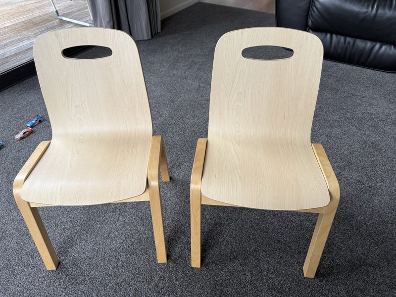 Kids table + 2 chairs Carousel 4