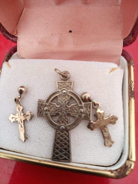 Earings and cross pendant Carousel 1