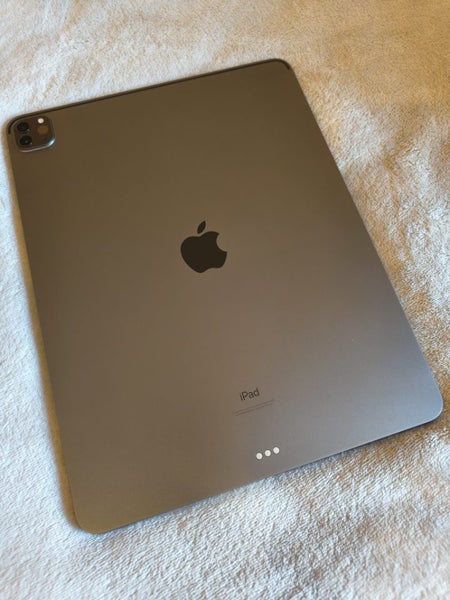 iPad pro m1 256gb + keyboard and cover Carousel 2