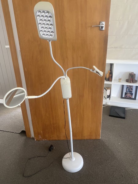 Craft light with magnifying glass and clip Carousel 1