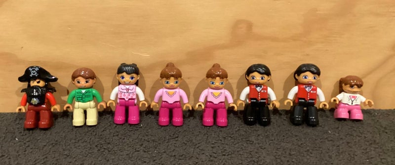 8 Duplo Minifigures Carousel 1