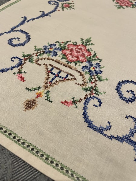 A lovely bright linen hand embroidered Doily/tray cloth Carousel 2