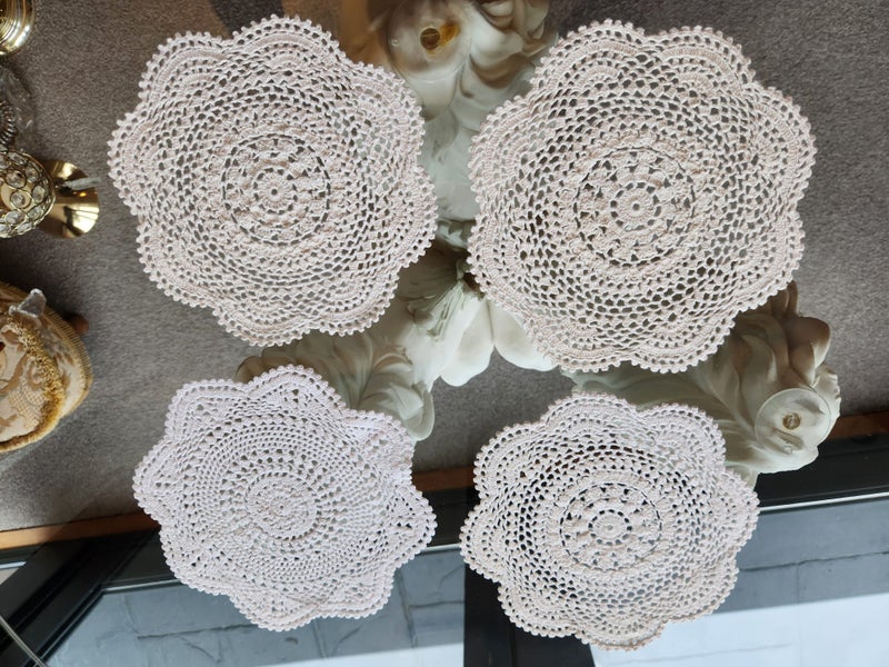** Lots of Doilies , Table Throws , Dressing Table Sets etc etc "B" ** Carousel 17