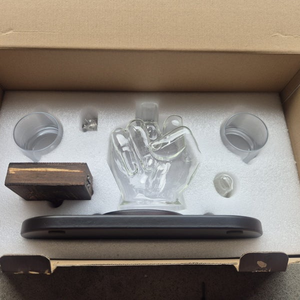 Don Vassie Middle Finger Whiskey/Wine Decanter Set 1000 ml RRP $19964184268013315112