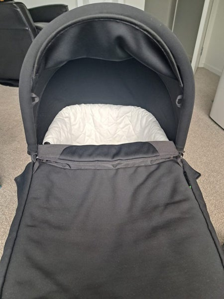 Baby Jogger Deluxe Pram Bassinet with adapters Carousel 1