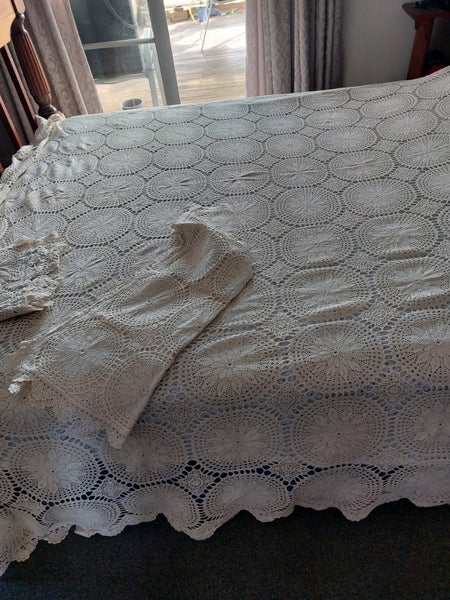 Beautiful vintage cotton crochet throw Carousel 1