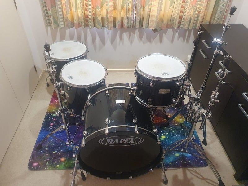 MAPEX Saturn Series III Walnut/Maple 5PC Drum Set – Black Gloss Lacquer64028799223299110