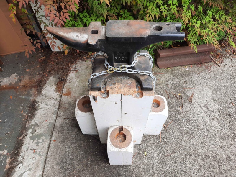 Blacksmithing Anvil 31.5kgs/70LBS + Stand.64420154448641110