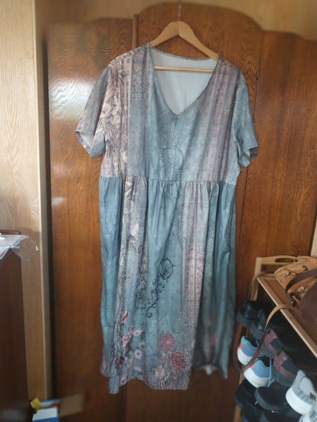 BEAUTIFUL DRESSES Carousel 2