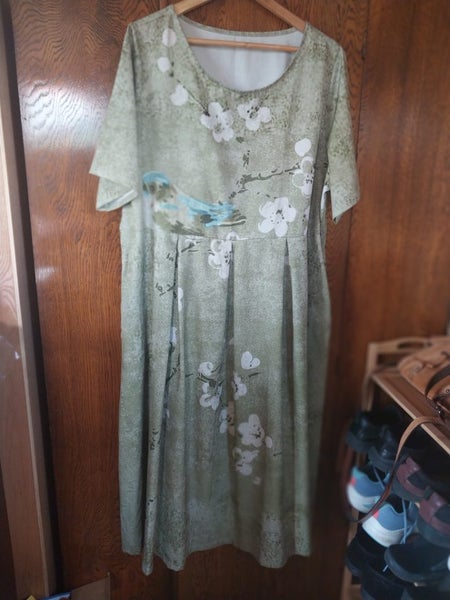 BEAUTIFUL DRESSES Carousel 1