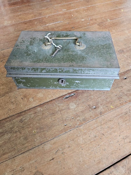 VINTAGE METAL CASH BOX Carousel 1