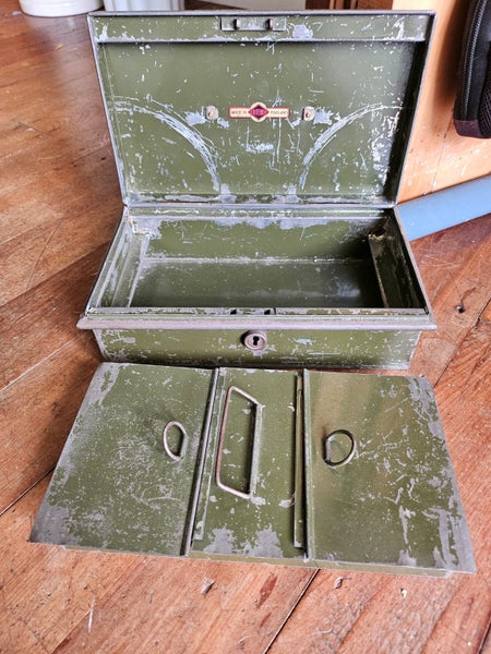 VINTAGE METAL CASH BOX Carousel 4